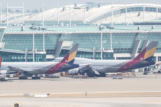 7일 인천국제공항 제1터미널 활주로에 항공기들이 계류돼 있다. 뉴스1