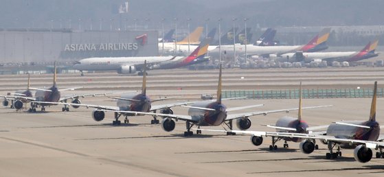 24일 인천국제공항 주기장에 아시아나항공 여객기들이 멈춰 서 있다. 연합뉴스