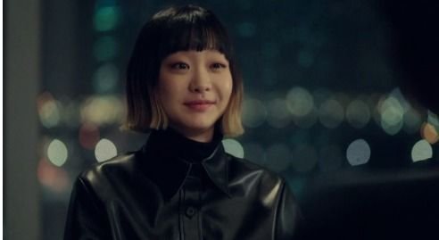 검은색 터틀넥 니트 위에 가죽 셔켓을 겹쳐 입은 드라마 ‘이태원 클라쓰’ 속 조이서(김다미). [사진 이태원 클라쓰 9회 캡처]