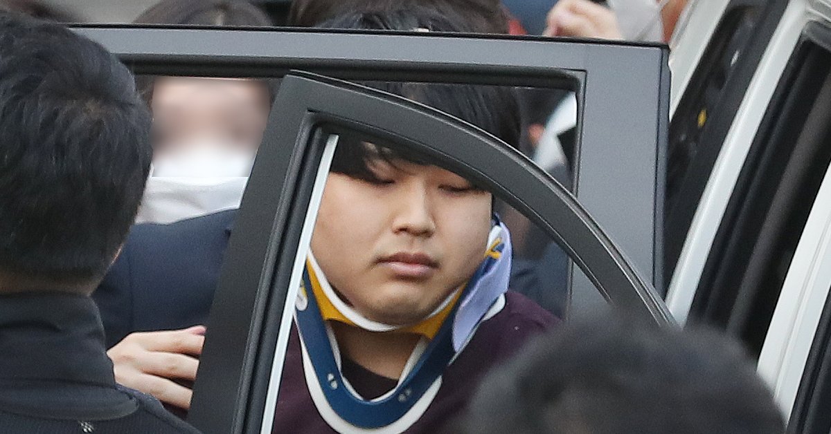 ‘박사방’ 운영자 조주빈(25)이 25일 서울 종로구 종로경찰서 유치장에서 나와 검찰로 송치되고 있다. 중앙포토