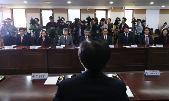 지난해 9월 30일 조국 당시 법무부 장관이 정부과천청사에서 열린 제2기 법무·검찰 개혁위원회 발족식에서 발언하고 있다. 윤 총장 장모 사건 진정서는 이 개혁위에 제출돼 수사에 착수됐다. [연합뉴스]