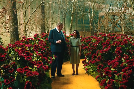 이번 영화 '주디'에서 10대 시절 주디(다르시 쇼)가 '오즈의 마법사' 촬영 세트장에 들어선 순간을 담은 오프닝 장면. 어린 주디 옆에 선 사람은 그를 혹독하게 '가스라이팅'한 할리우드 영화사 MGM 설립자 루이 B 메이어(리처드 코더리)다. [사진 퍼스트런]