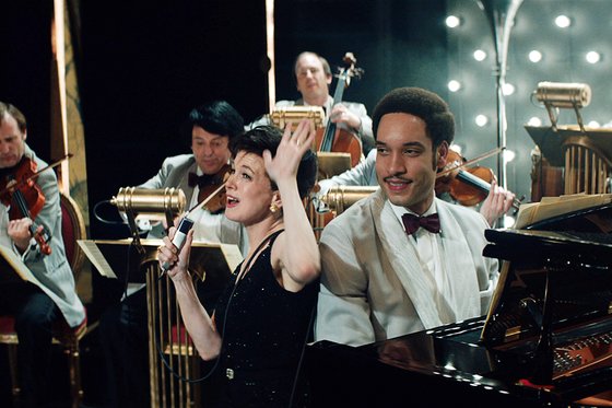 영화 '주디'에서 르네 젤위거는 고음인 원래 목소리를 바꿔 주디 갈랜드의 저음 노래 장면까지 직접 소화했다. 무대 세트는 실제 주디 갈랜드의 마지막 콘서트가 열린 1960년대 런던 ‘토크 오브 더 타운’ 공연장을 재연했다. [사진 퍼스트런]