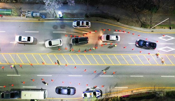 코로나19 사태 속 음주운전을 근절하기 위해 S자형 음주단속까지 등장한 가운데 지난 31일 광주광역시 서구의 한 도로에서 경찰이 음주 단속을 하고 있다. 프리랜서 장정필