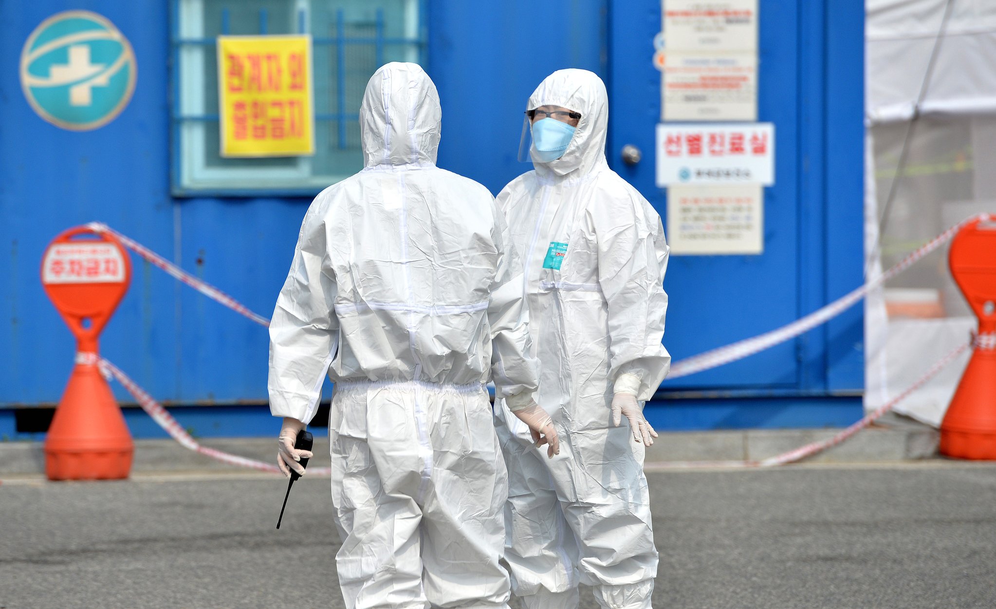 신종 코로나바이러스 감염증(코로나19) 확진자가 잇따라 발생한 충남 부여군이 초비상에 걸린 가운데 2일 부여보건소 선별진료소에서 의료진들이 주민들을 기다리고 있다. 프리랜서 김성태