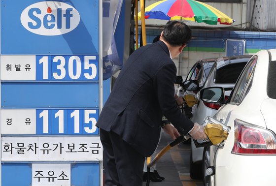 급락한 국제 유가가 본격적으로 국내에 반영되면 4월부터는 전반적인 물가가 낮아질 수 있다는 분석이 나온다. 한국석유공사 유가정보 서비스 오피넷에 따르면 주간 단위 휘발유 가격은 지난주까지 9주 연속 하락했다. 주유소 경유 가격은 1204원으로 지난 2016년 10월 이후 가장 낮은 수준을 기록했다. 뉴스1