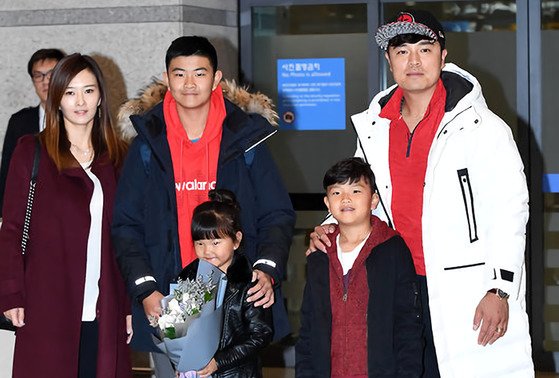 추신수와 아내 하원미씨와 세 자녀들. [중앙포토]