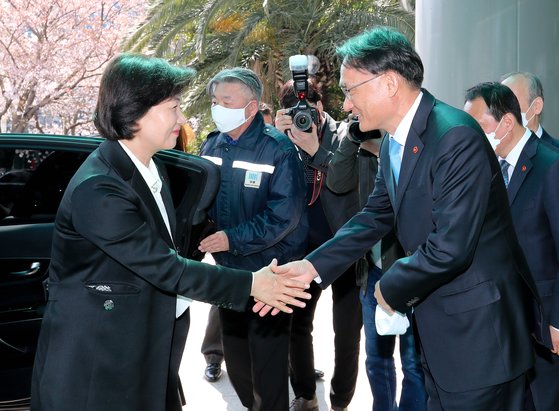 추미애 법무부 장관이 3일 오후 제주지방검찰청을 방문해 박찬호(54?사법연수원 26기) 지검장과 악수를 나누고 있다. 뉴시스.