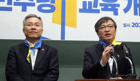 최강욱(왼쪽), 김의겸 후보 등 열린민주당 비례대표 후보들이 3일 전북도의회에서 기자회견을 갖고 총선 목표를 밝히고 있다. [연합뉴스]