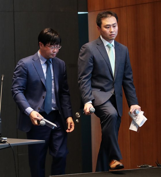 원종준 라임자산운용 대표(오른쪽)와 이종필 전 부사장이 지난해 10월 14일 오후 서울 여의도 국제금융센터(IFC)에서 펀드 환매 연기 사태 관련 기자 간담회에서 펀드 환매 연기 사태를 설명하기 위해 단상에 오르고 있다. 뉴스1