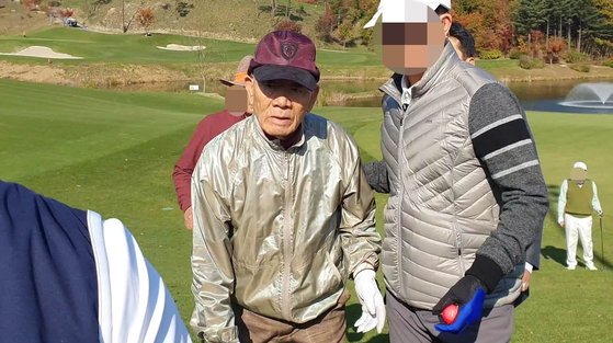 전두환씨가 지난 7일 강원도 홍천의 한 골프장에서 골프를 치고 있는 장면을 촬영한 영상 캡처. [뉴시스]
