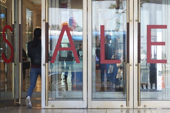 롯데백화점에 따르면 백화점과 아웃렛, 온라인몰의 매출은 코로나19가 국내에 확산하기 시작한 2월 초부터 급격한 감소세를 보였으나, 3월 첫째 주를 기점으로 감소세가 둔화하기 시작했다. 사진은 3일부터 봄 정기세일을 시작한 서울 중구 롯데백화점 본점. 연합뉴스