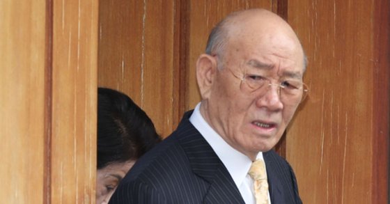 사자명예훼손 혐의로 기소된 전두환 전 대통령이 부인 이순자 여사와 함께 지난해 3월 11일 광주지법에서 열리는 재판에 출석하기 서울 서대문구 연희동 자택을 나서고 있다. 연합뉴스