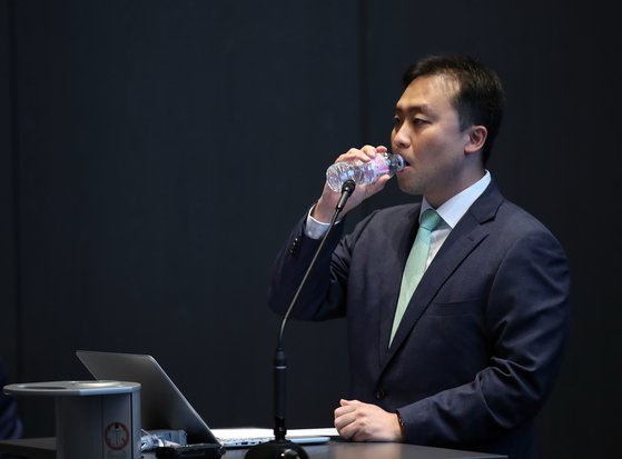 원종준 라임자산운용 대표이사가 지난해 10월 14일 오후 서울 여의도 국제금융센터(IFC)에서 라임자산운용 펀드 환매 연기 관련 기자 간담회를 하기에 앞서 물을 마시고 있다. 연합뉴스