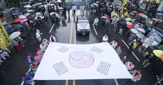 5·18민주화운동 기념일을 하루 앞둔 지난해 5월 17일 오후 시민들이 광주 동구 금남로 일대에서 5.18 희생자 유족들과 시민들이 39주년 전야제에 참석하기 위해 5·18민주광장으로 행진하고 있다. [뉴스1]