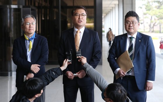열린민주당 비례대표 최강욱(왼쪽부터), 황희석, 조대진 후보가 7일 오후 서울 서초구 서울중앙지방검찰청 앞에서 통장 잔고 증명서 위조 혐의 등으로 기소된 윤석열 검찰총장의 장모 최모 씨와 윤 총장의 부인 김건희 씨에 대한 고발장을 접수하기 전 취재진 앞에서 입장을 밝히고 있다.[뉴스1]