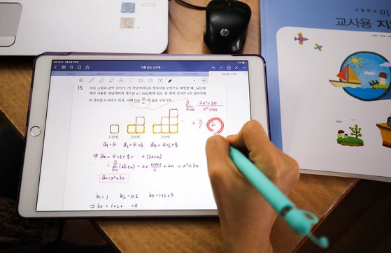 사상 첫 온라인 개학이 시작된 9일 오전 광주광역시 서구 상일여고에서 교사가 온라인 수업방식을 설명하고 있다. 광주-프리랜서 장정필