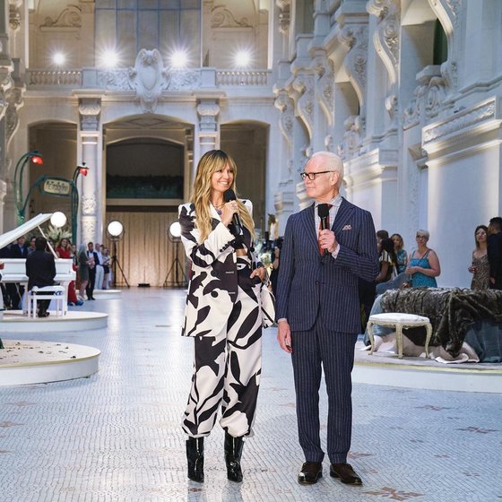 파리, 도쿄 등 로케 촬영으로 화려한 볼거리를 전하는 '메이킹 더 컷.' 왼쪽이 메인 사회자 하이디 클룸, 오른쪽이 사회자 겸 멘토 역할을 하는 팀 건이다. 두 사람은 기존 장수 프로그램인 '프로젝트 런웨이'의 전성기를 이끌었던 인물들이다. 사진 메이킹 더 컷 공식 인스타그램