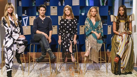 '메이킹 더 컷'의 패널들. 왼쪽부터 메인 사회자인 모델 하이디 클룸에 이어 심사위원을 맡은 디자이너 조셉 알투자라, 스타일리스트 카린 로이펠드, 디자이너 니콜 리치, 모델 나오미 캠벨. 사진 메이킹 더 컷 공식 인스타그램