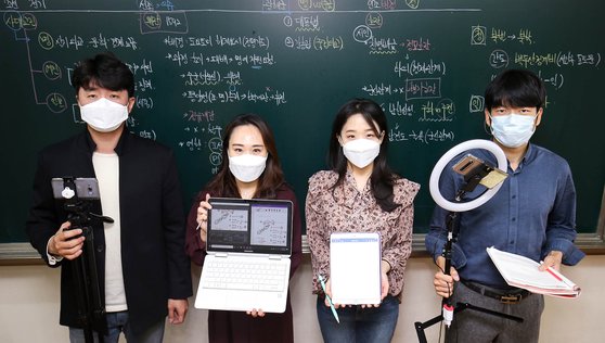 사상 첫 온라인 개학이 시작된 9일 오전 광주광역시 서구 상일여고 선생님들이 각자 사용하는 온라인 수업 도구를 보여주고 있다. 광주-프리랜서 장정필