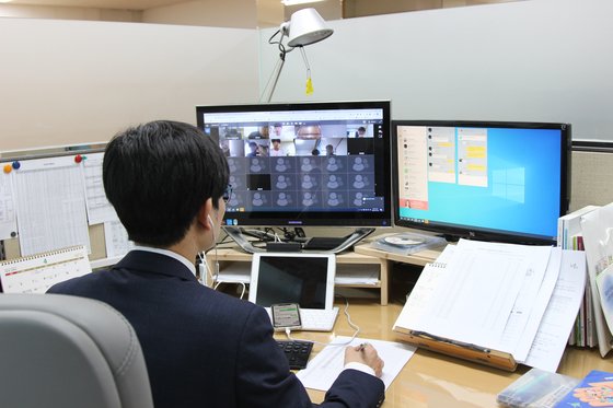 서울 신일고에서 교사가 온라인으로 쌍방향 수업을 하고 있다. 신일고 제공