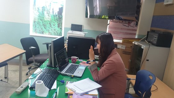 대구 경북여자고등학교에서 8일 방현주 교사가 온라인으로 수업을 진행하고 있다. 교사가 노트북에 수업에 참여한 학생들이 보이자 손 인사를 하고 있다. 대구-백경서 기자