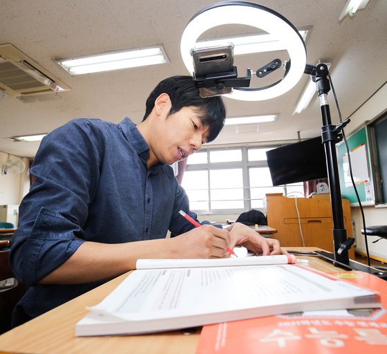 사상 첫 온라인 개학이 시작된 9일 오전 광주광역시 서구 상일여고에서 교사가 온라인 수업방식을 설명하고 있다. 광주-프리랜서 장정필