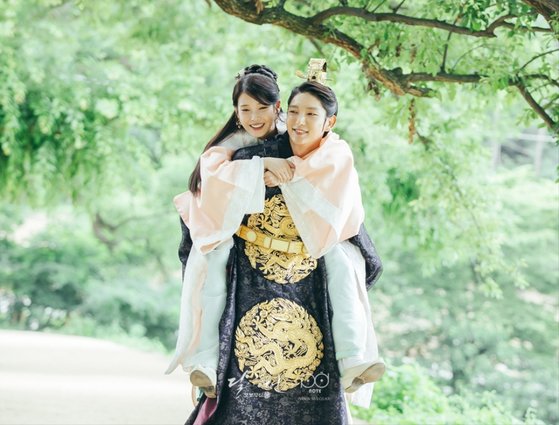 미국 NBC유니버설이 아시아 최초로 투자한 한국 드라마 '달의 연인-보보경심 려'에서 주연 배우 아이유와 이준기의 모습이다. [사진 SBS]