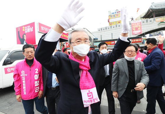 미래통합당 김종인 총괄선대위원장이 12일 오전 경기도 수원시 지동교에서 제21대 국회의원선거 경기 지역 후보들과 전국 동시 대국민 호소 행사를 마친 후 차량으로 이동하며 손을 들어 인사하고 있다. [연합뉴스]
