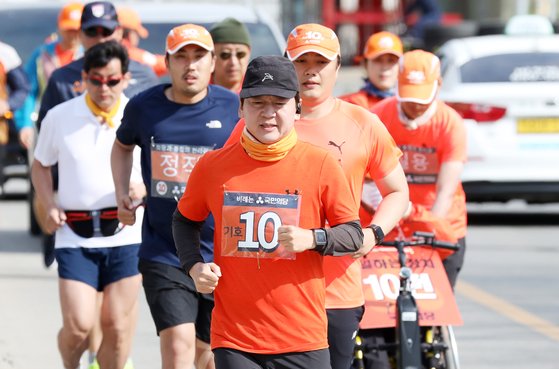 안철수 국민의당 대표가 12일 오후 경기도 평택시 진위초등학교 일대에서 '희망과 통합의 천리길 국토대종주 12일 차' 달리기를 하고 있다. [뉴스1]