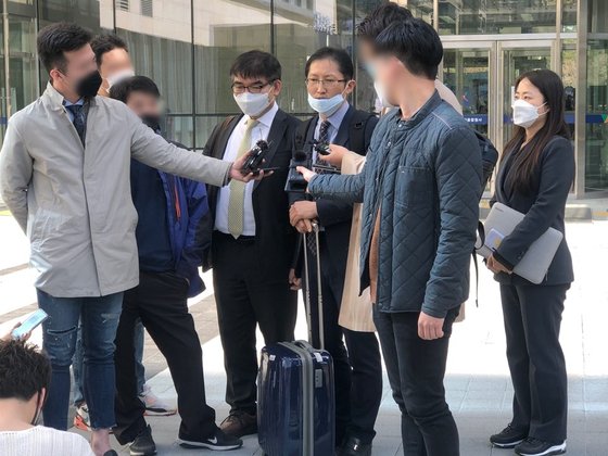 윤씨 측 변호인들이 13일 이춘재 8차사건 재심 2차 공판준비기일을 마친 후 취재진 질문에 답하고 있다. 채혜선 기자