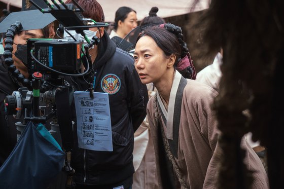 넷플릭스에서 지난 13일 공개한 킹덤 시즌2는 우리나라를 포함한 최소 15개국 이상에서 차트 10위권 내에 들며 전세계적으로 흥행하고 있다. 킹덤에서 의녀 역을 출연 중인 배우 배두나씨가 촬영장면을 확인하고 있다. [사진 넷플릭스]