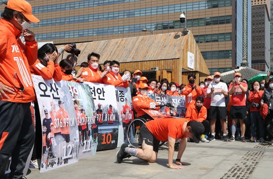 국민의당 안철수 대표가 제21대 국회의원선거를 하루 앞둔 14일 오후 서울 광화문광장에서 지지자들에게 절을 하고 있다. [연합뉴스]