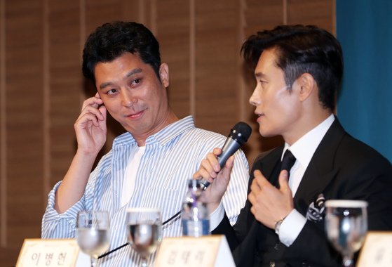 2018년 드라마 '미스터 션샤인' 제작발표호에서 왼쪽부터 이응복 PD가 주연 배우 이병헌의 칭찬에 쑥스러워하고 있다. [중앙포토]