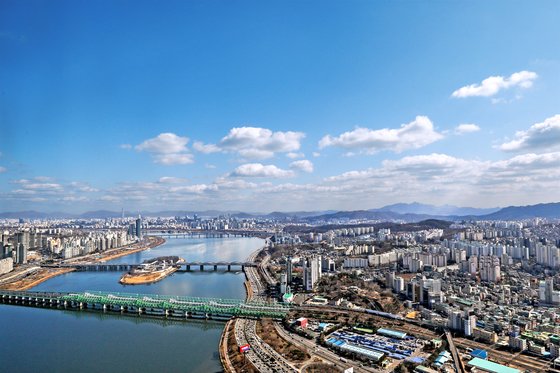 지난 2월 27일 오후 서울 영등포구 63스퀘어에서 바라본 서울의 하늘이 미세먼지 없이 파랗. 뉴스1