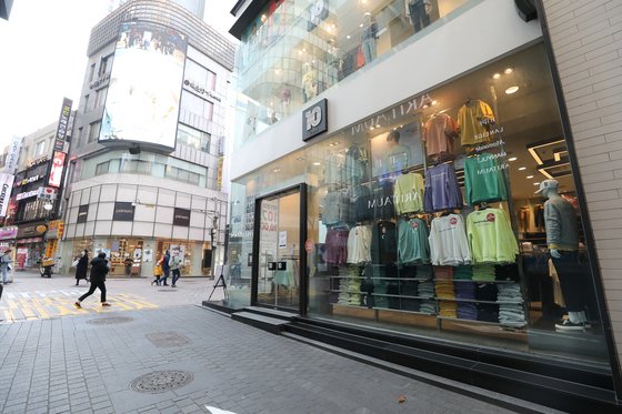 서울 명동의 한 의류매장 쇼윈도우. 봄옷이 진열되어 있지만 손님은 드물다. 뉴스1