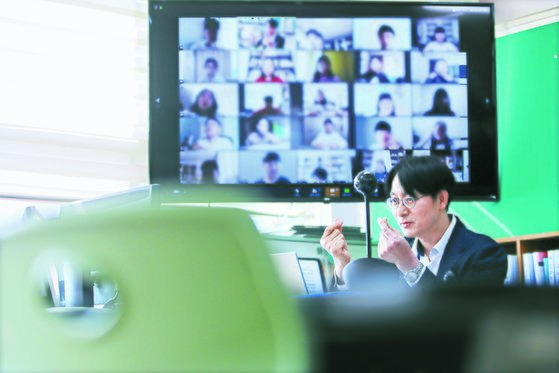 16일 서울 서초구 신동초등학교에서 한 교사가 온라인 수업을 진행하고 있다. 지난 9일 고3과 중3에 이어 이날부터 전국 초등학교 저학년을 제외한 4~6학년, 중·고교 모든 학년이 온라인으로 등교해 원격수업을 듣는다. 뉴스1