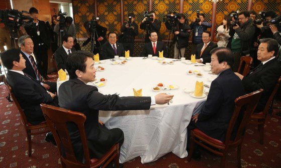 2013년 12월 17일 서울 여의도 한 중식당에서 경색된 정국 해소 방안을 모색하기 열린 여야중진협의체 오찬 모임에서 서로 대화를 나누고 있는 모습. 이 자리에는 당시 새누리당 황우여 대표와 서청원, 정몽준, 이인제, 김무성, 남경필, 정의화 의원 등이 참석하고, 민주당에서는 국회 부의장이던 박병석 의원과 문희상, 이석현 의원 등이 참석했다. 앞쪽부터 왼쪽으로 남경필,이석현,정몽준,서청원,문희상,이인제,정의화,김무성,박병석 의원. [중앙포토]