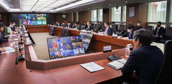 17일 정경두 국방부 장관 주재로 열린 경계작전태세 확립 추진평가회의. 코로나19 때문에 주요 군 지휘관은 화상회의로 참석했다. [국방부 제공]