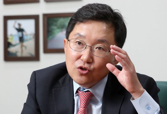 김용태 자유한국당 의원이 19일 국회 의원회관 사무실에서 중앙일보와 인터뷰하고 있다. 강정현 기자