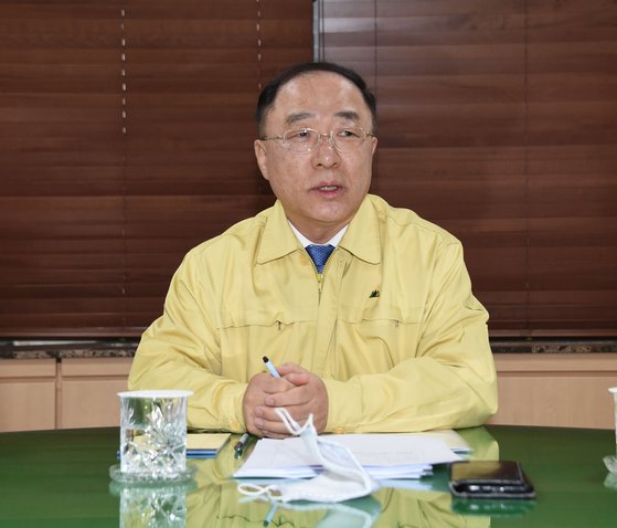 홍남기 경제부총리 겸 기획재정부 장관이 17일 정부서울청사에서 코로나19와 관련 3월 고용동향을 주요 내용으로 관계장관회의를 주재하고 있다. 사진 기획재정부