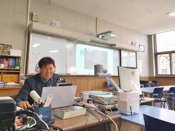 9일 온라인 개학을 한 서울 마포구의 한 중학교에서 원격 수업이 진행되고 있다. 남궁민 기자