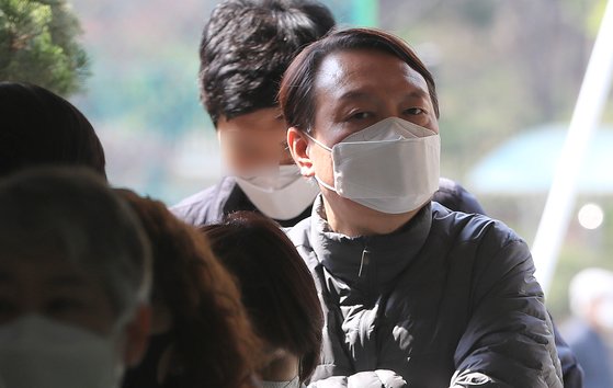 윤석열 검찰총장이 제21대 국회의원선거일인 지난 15일 오전 서울 서초구 원명초등학교에 마련된 투표소에서 줄을 서고 있다.〈br〉[뉴스1]