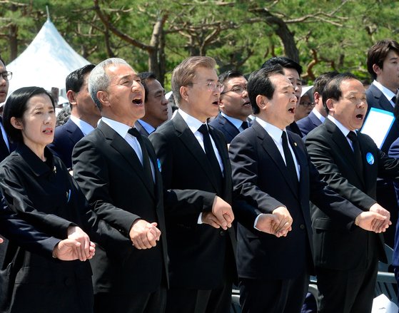 2017년 5월 18일 광주 국립5·18민주묘지에서 엄수된 37주기 5·18 기념식에서 문재인 대통령과 참석자들이 ‘임을 위한 행진곡’을 제창하고 있다. 프리랜서 장정필