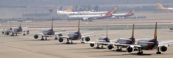 지난 3월 24일 인천국제공항 주기장에 아시아나항공 여객기들이 멈춰 서 있다. 연합뉴스