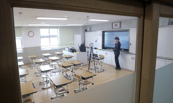 초등학교 4~6학년을 대상으로 원격수업이 진행 중인 17일 세종시 한결초 교실에서 교사가 원격수업을 진행하고 있다. 초1~3학년 저학년 대상 온라인 개학은 오는 20일로 예정돼 있다. 뉴스1