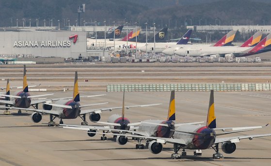 인천국제공항 주기장에 늘어선 아시아나항공 여객기들. 뉴스1