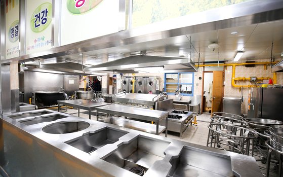 광주광역시 서구의 한 학교 조리실이 온라인 개학으로 운영되지 않아 텅 비어 있다. 광주-프리랜서 장정필