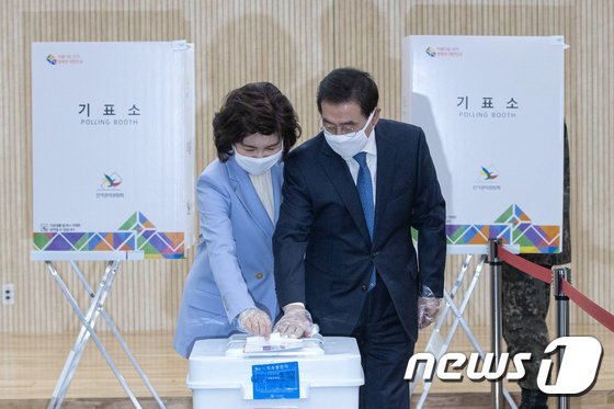 21대 국회의원선거 사전 투표일인 지난 10일 오전 서울 종로구 가회동 사전투표소에서 박원순 서울시장과 부인 강난희씨가 사전투표를 하고 있다. 뉴스1