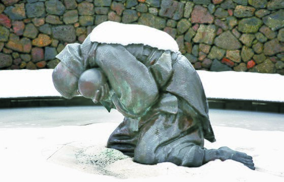 제주4·3평화공원에 전시된 '비설(飛雪)'. 4·3항쟁 당시 25세였던 변병옥 여인과 그의 두살난 딸이 거친오름 동쪽 기슭 눈속에서 희생된 시체로 발견된 모습을 형상화한 작품이다. [사진 제주4·3평화재단]